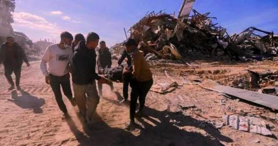 إصابة مواطنة وطفلة برصاص الاحتلال وسط قطاع غزة
