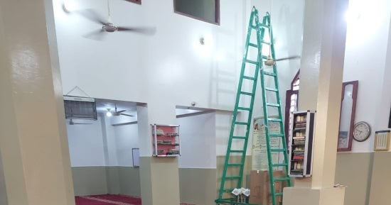 قبل عيد الأضحى.. إدارة أوقاف الطود تنفذ فرش مسجد الرحمن بالطود البلد.. صور
