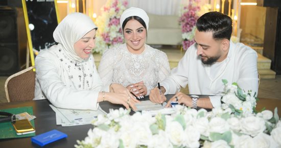 أسماء مرعى أول مأذونة سيدة لقرية الدلجمون بالغربية.. حصلت على الدكتوراه فى الحديث الشريف من جامعة الأزهر وعُينت مأذونة فى إبريل 2025.. وتروى أغرب حالة طلاق انتهت بالتراجع عن الانفصال واستمرار الحياة الأسرية