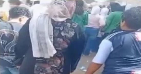 خافت يهرب من المدرسة.. تفاصيل صادمة وراء تقييد طفل بسلسلة في القليوبية
