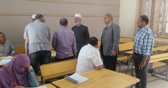 رئيس «سوهاج الأزهرية» يتفقد لجان التصحيح للشهادتين الابتدائية والإعدادية