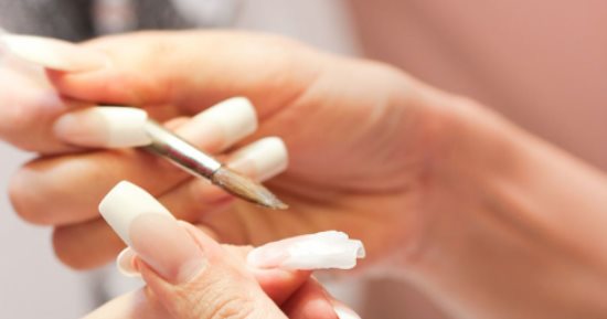 الجيل أم الأكريليك؟ دليلك لاختيار الأظافر المناسبة لكِ