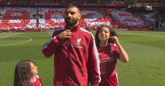 محمد صلاح يصطحب مكة وكيان لوداع أنفيلد.. والجماهير تكرمه بتيفو مميز (صور)