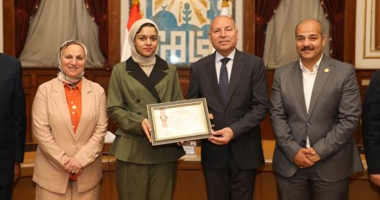 ​محافظ القاهرة يكرم الطالبة زينب زهران الحاصلة على المركز الثالث عالميا 