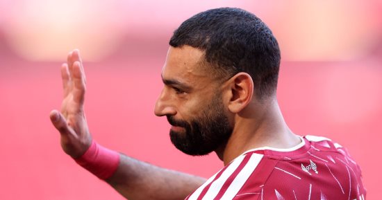 أطفال ليفربول يودعون محمد صلاح وزوجته.. فيديو