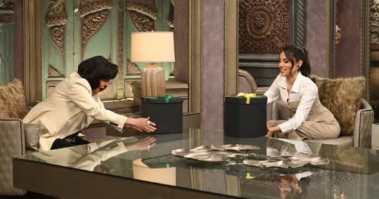إسعاد يونس تهدى فنانة سعودية طعمية والأخيرة تهديها كبسة فى صاحبة السعادة