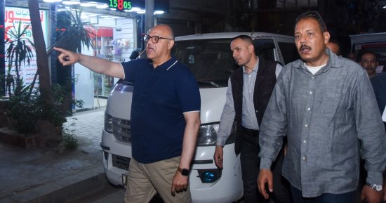 محافظ الإسكندرية خلال حملة لإزالة الإشغالات: الرصيف حق أصيل للمواطن