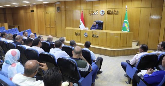 نائب محافظ المنيا يعقد اجتماعًا لمتابعة ملف تراخيص المحال العامة