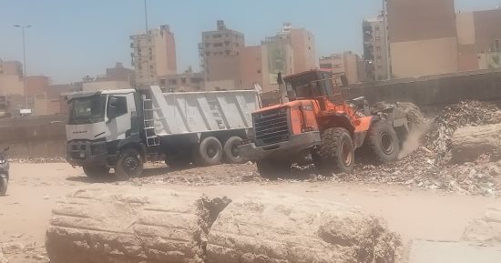 محافظ الجيزة يوجه برفع تراكمات القمامة بمحيط دائرى المنيب استجابة لشكاوى المواطنين