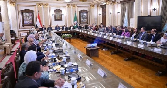مجلس جامعة القاهرة يستعرض تقرير لجنة حصر المكاتب والأماكن غير المستغلة لتعظيم استخدام الأصول.. تخفيض نسبة مساهمة الأساتذة المتفرغين بتكلفة العلاج الطبي لـ10%.. وإقرار مشروع اللائحة المعدلة لبكالوريوس الطب 