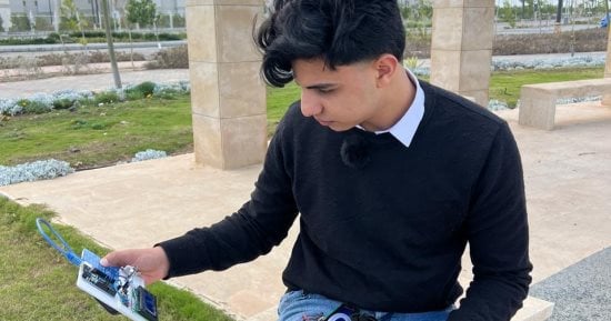 فى اليوم العالمى للهواء النظيف.. شاب من الدقهلية يبتكر جهازا للحفاظ على البيئة من الانبعاثات وحماية التربة.. يرسل تقريرا للفلاح عن احتياجات الأرض والرى بالذكاء الاصطناعى.. يوفر المجهود وينتج محصولا صحيا