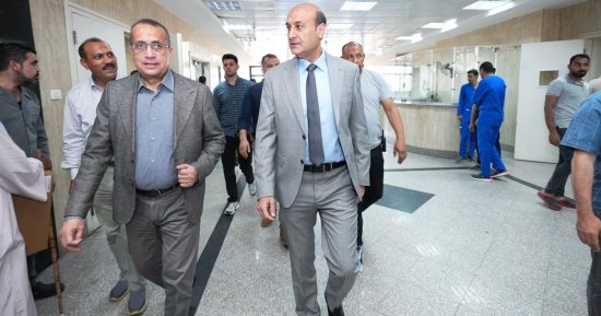 محافظ أسيوط يزور مصابي مستشفى الإصابات الجامعي ويوزع الهدايا والعيديات