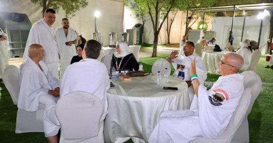 رئيس بعثة حج الجمعيات الأهلية يتفقد مخيمات عرفات ويطمئن على الخدمات.. صور
