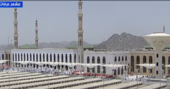 الحجاج يتوافدون على مسجد نمرة لأداء صلاتى الظهر والعصر والاستماع لخطبة عرفة