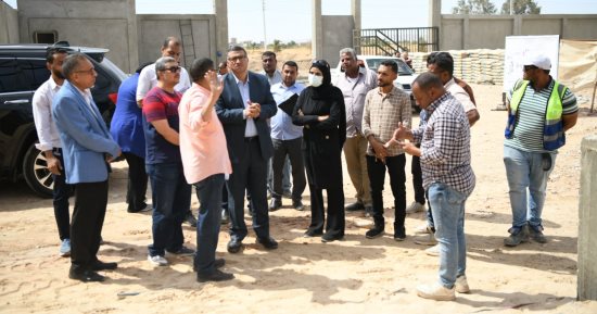 تمهيدا لافتتاحه.. محافظ قنا يتابع الأعمال الإنشائية لشادر الأربعين