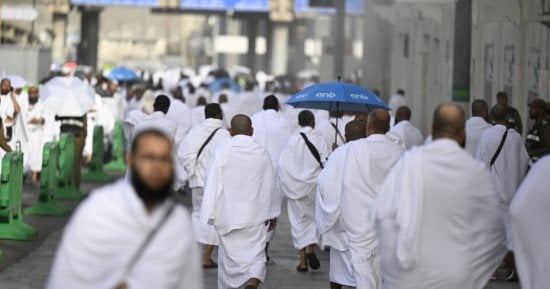 جبل الرحمة يكتسي باللون الأبيض.. الملايين يقفون على صعيد عرفات الطاهر