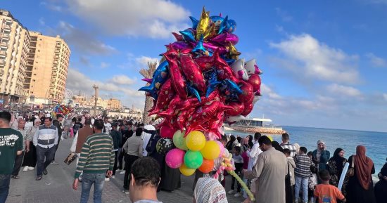 شلالات البالونات وبهجة بالشواطئ والمتنزهات احتفالًا بعيد الأضحى بالمحافظات