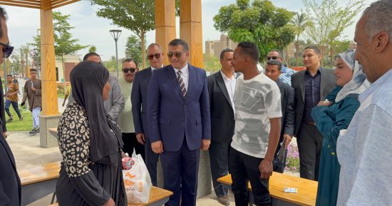 وسط فرحة المواطنين بالعيد.. محافظ قنا يتفقد كورنيش النيل الجديد