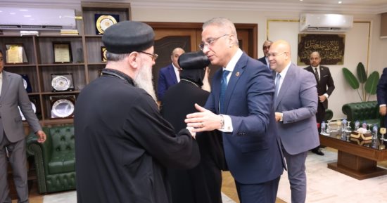محافظ الجيزة يتلقى تهنئة وفود الكنائس بمناسبة عيد الأضحى المبارك