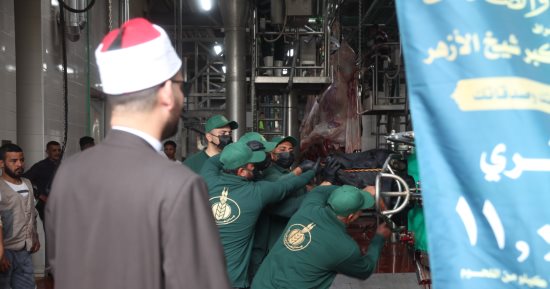 «بيت الزكاة والصدقات» يبدأ ذبح الأضاحي وتوزيع لحوم الصكوك