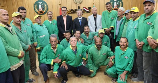 محافظ المنوفية يهنئ عمال النظافة بعيد الأضحى ويوزع بونات مواد غذائية ومساعدات