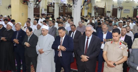 محافظ القليوبية يؤدي صلاة العيد بمسجد ناصر بمدينة بنها وسط حشود المواطنين