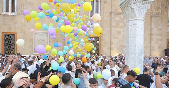 أجواء مبهجة أمام الحسين.. العائلات تحتفل بعيد الأضحى وسط التكبيرات