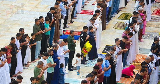 وسط حضور كثيف للمصلين.. تكبيرات العيد تملأ مسجد عمرو بن العاص 