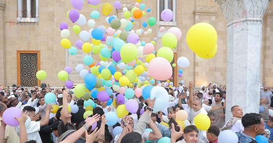 فرحة العيد.. العائلات يحتفلون بعيد الأضحى أمام مسجد الحسين.. صور 