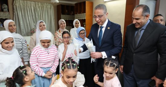 محافظ الجيزة يشارك فتيات مؤسسة الرعاية الاجتماعية بإمبابة فرحة عيد الأضحى