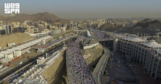 حجاج بيت الله الحرام يرمون جمرة العقبة يوم النحر.. صور 