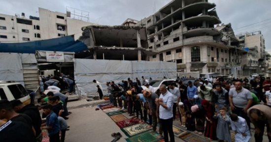 فلسطينيون يؤدون صلاة عيد الأضحى على أنقاض المساجد المدمرة فى قطاع غزة