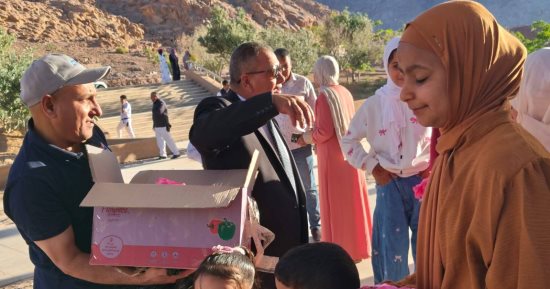 رئيس مدينة سانت كاترين يهنئ الأهالي بعيد الأضحى ويوزع العيدية على الأطفال