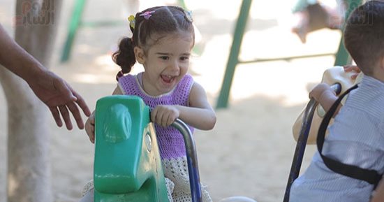 على المرجيحة والزحليقة الأطفال يحتفلون بأول أيام عيد الأضحى بحديقة الأزهر.. صور