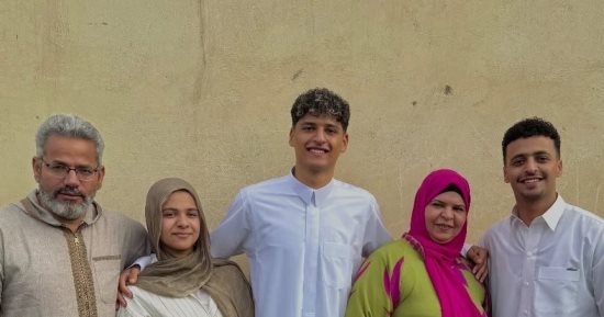 محمد عبد الله لاعب الأهلى بالجلابية مع أسرته احتفالا بعيد الأضحى