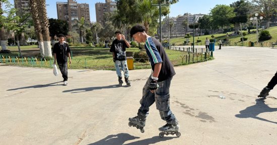 "السكيت” يخطف الأنظار فى الحديقة الدولية وسط أجواء الفرحة بأول أيام العيد