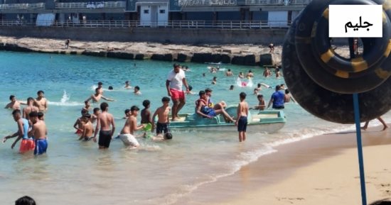 إقبال ملحوظ على شواطئ الإسكندرية فى أول أيام عيد الأضحى.. صور