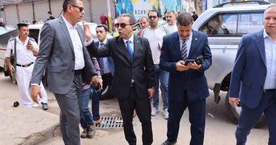 جولة مفاجئة لمحافظ المنوفية لمنوف ويستجيب لشكاوى الأهالي من طفح الصرف الصحي