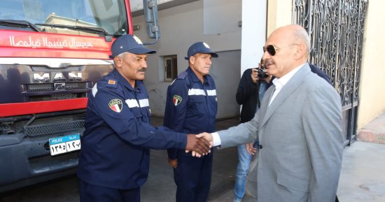 محافظ السويس يتفقد نقطة إطفاء المثلث ويهنئ رجال الحماية المدنية بعيد الأضحى
