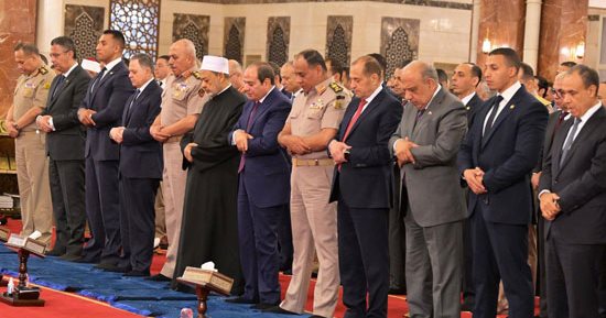 الرئيس السيسي يؤدي صلاة عيد الأضحى بمسجد الرحمن الرحيم.. وزير الأوقاف: الحج مدرسة كبرى لتربية الإنسان على الأدب مع الكون كله.. ويكسر الأنانية ويؤسس للتعارف الإنساني.. إحياء مقاصد العبادات سبيل عمارة الأوطان