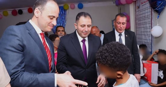 محافظ دمياط يشارك أبناء دور الضيافة بكفر البطيخ فرحتهم بعيد الأضحى