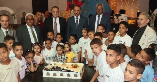 محافظ سوهاج يشارك أطفال مؤسسة البنين وتحسين الصحة فرحتهم بالعيد