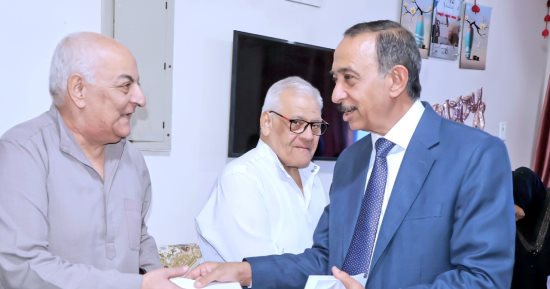 محافظ سوهاج يزور دار رعاية المسنين ويهنئهم بعيد الأضحى المبارك