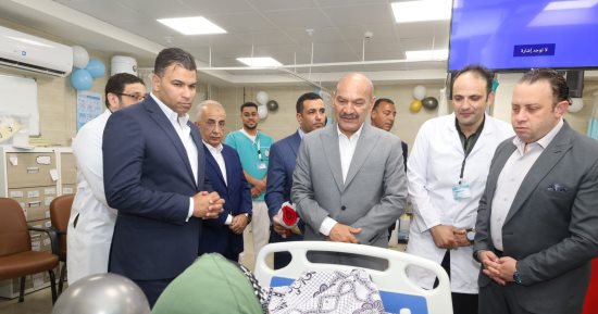 محافظ السويس يتفقد مستشفى الكبد ويهنئ العاملين والمرضى بعيد الأضحى