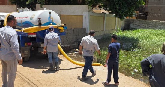 محافظ سوهاج يحتوى أزمة ترعة طرخان ويوجه بشفط المياه وحصر الأضرار