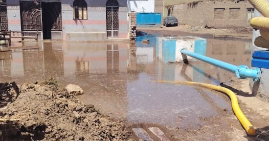 رئيس مدينة سوهاج يقودان مواجهة تجمعات المياه بمحيط محطة مياه الحمادية