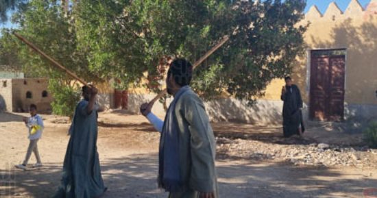 الحلقة للفرسان.. التحطيب في سوهاج تراث متوارث وميدان للتنافس في فنون المبارزة بالعصا.. قواعد صارمة تحكم اللعبة.. الساحات تشتعل فى الموالد والأفراح.. والعائلات تدفع بأشهر فرسانها لحصد الهيبة والنقاط.. صور