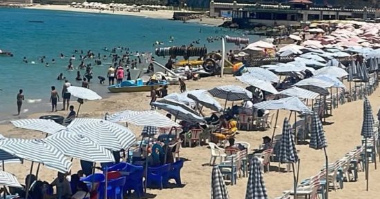 شواطئ الإسكندرية تستقبل الزائرين في ثاني أيام عيد الاضحي.. صور