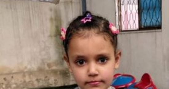 سارة نجت من الموت يتيمة فعاد إليها في العيد.. حكاية طفلة غزة أخر من تبقت من عائلتها ليقصفها الاحتلال في أول أيام عيد الأضحى.. عاشت اليتم بعد فقدانها أمها وأبيها وأشقائها والاحتلال حول جسدها بثياب العيد لأشلاء