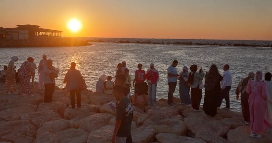 غروب ساحر على نيل رأس البر.. أجواء عيد مميزة ولقطات تذكارية مجانًا
